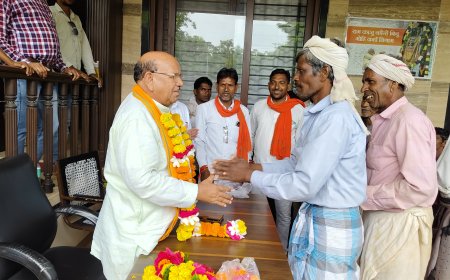 सेंधवा प्रधानमंत्री सड़क योजना से बनेगा नकटी रानी  गोई नदी पर पुल लोगों को जुगाड़ की नाव से राहत