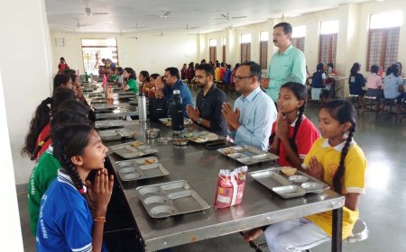 बड़वानी कलेक्टर ने विद्यार्थियों के साथ किया भोजन