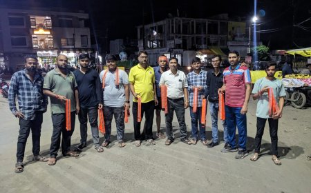 सेंधवा सरहानीय पहल गोवंश को सड़क हादसे से बचाने के लिए गले में बांध रहे रेडियम का बेल्ट