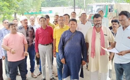 धरमपूरी  पिता पुत्र सुसाइड मामले में लोगों में सौपा ज्ञापन, लोगो मे थाना प्रभारी को लेकर दिखा आक्रोश