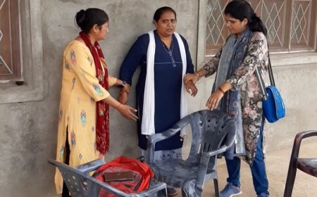 रीवा रिश्वत लेते महिला पटवारी को लोकायुक्त से रंगे हाथो पकड़ा