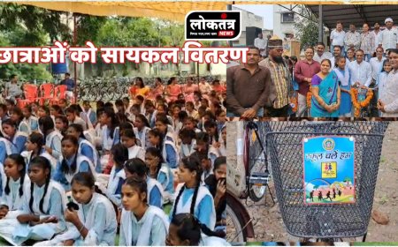 सनावद छात्राओं  को सायकल वितरण विधायक ने मंच से कहीं बड़ी बात.