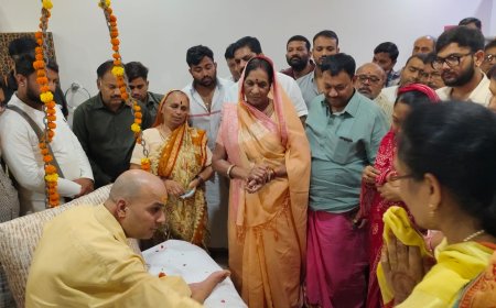 सेंधवा संत का नगर आगमन पूर्व और वर्तमान में नगर पालिका अध्यक्ष ने किया स्वागत