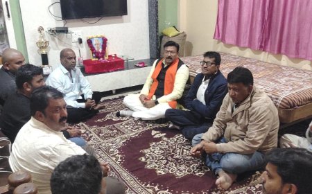 सेंधवा पूर्व छात्र नेता के निधन पर श्रद्धांजलि देने पहुंचे सांसद