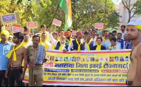 टीकमगढ़ ओबीसी महासभा ने अर्धनग्न होकर किया प्रदर्शन 11 सूत्री मांगों को लेकर सोपा ज्ञापन
