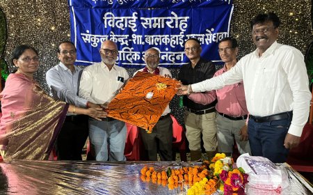 सेंधवा चार पीडियों से शिक्षा की अलख जगा रहे ख़ान परिवार की तीसरी पीढ़ी के शिक्षक श्री इसरार ख़ान सर के रिटायरमेंट के बाद साथियों ने किया यादगार विदाई समारोह