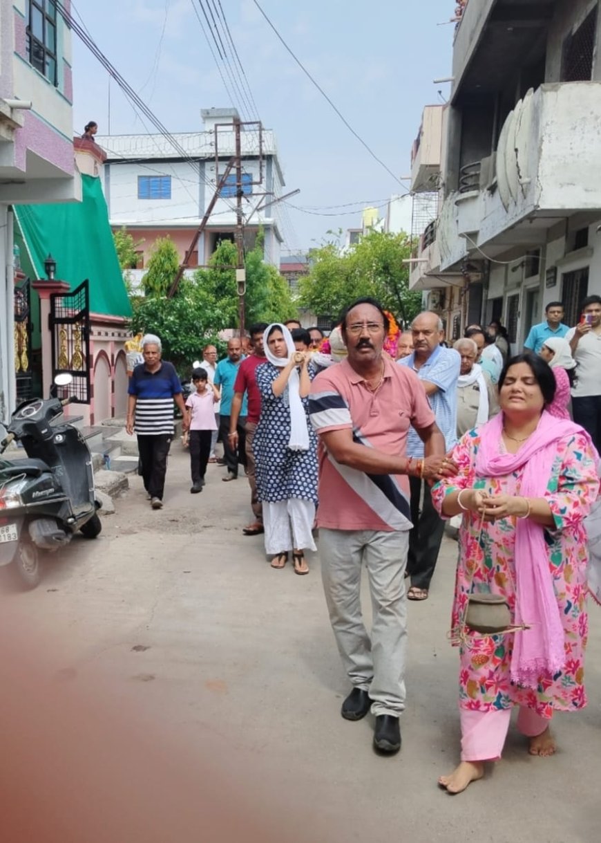 बुरहानपुर: बेटियों ने निभाया बेटे का फर्ज, रिटायर शिक्षक राकेश श्रीवास्तव को दी अंतिम विदाई
