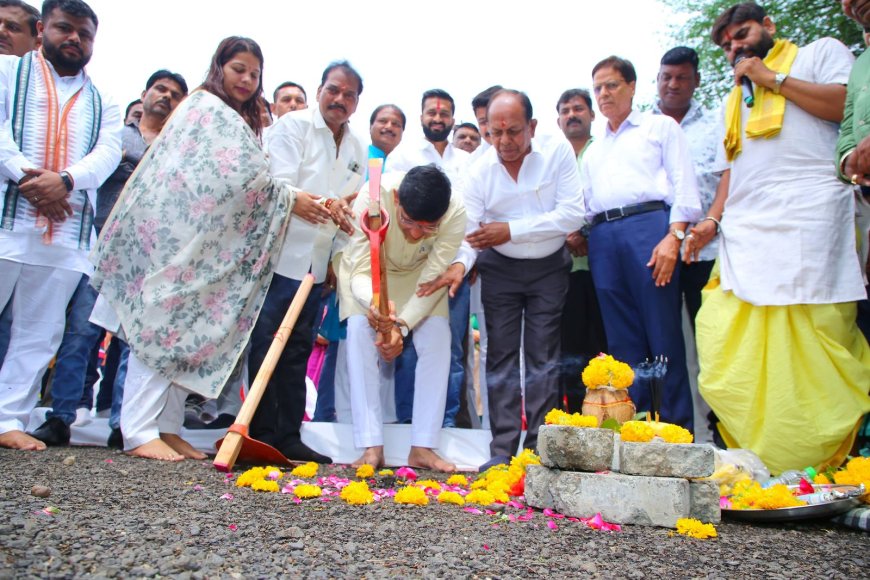 Indore: महापौर पुष्यमित्र भार्गव एवं विधायक मधु वर्मा ने किया भूमिपूजन