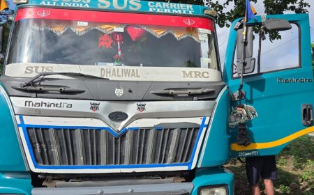 पीथमपुर: ट्रक ड्राइवर ने ये क्या किया, केबिन की खिड़की से लटका मिला