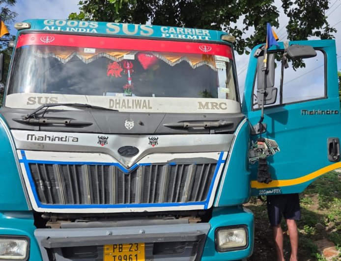 पीथमपुर: ट्रक ड्राइवर ने ये क्या किया, केबिन की खिड़की से लटका मिला