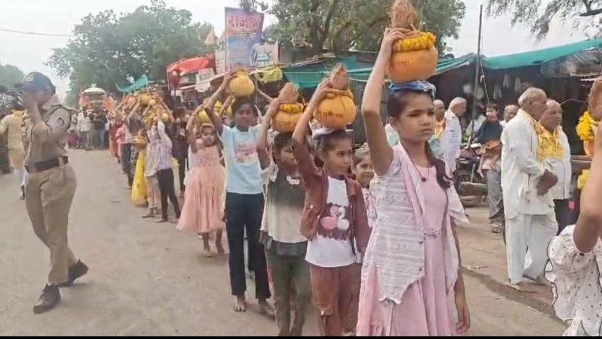 सेगांव - राधा कृष्ण मूर्ति प्राण प्रतिष्ठा महोत्सव के उपलक्ष्य में राधा कृष्ण कि मूर्ति को नगर भ्रमण कराया