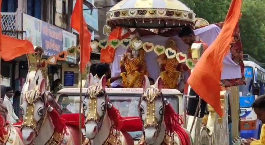 सेगांव - राधा कृष्ण मूर्ति प्राण प्रतिष्ठा महोत्सव के उपलक्ष्य में राधा कृष्ण कि मूर्ति को नगर भ्रमण कराया