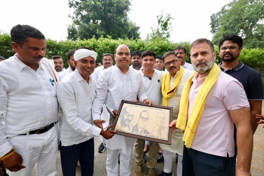 आदिवासी समाज के प्रतिनिधियों से राहुल गांधी की मुलाकात पीले गमछे में नजर आए राहुल गांधी
