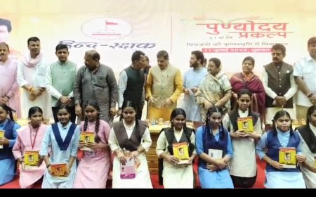 इंदौर स्कूली बच्चों से मिले सीएम शैक्षणिक सामग्री का क्या वितरण बच्चों को दिए सफलता के मंत्र