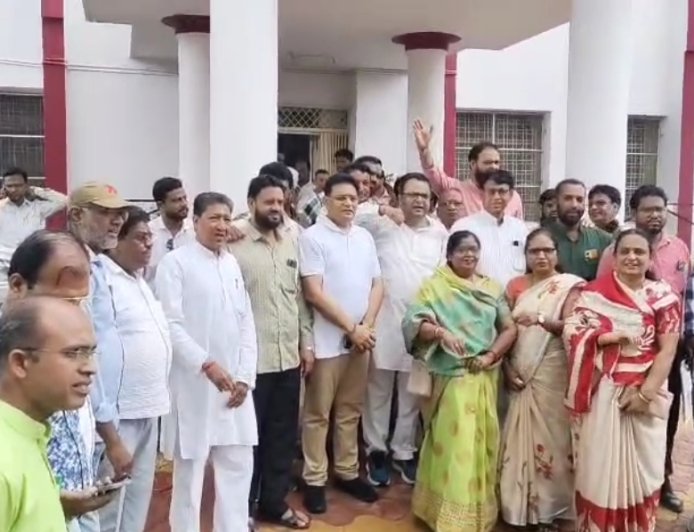 एफआईआर वापस लो वरना सड़कों पर उतरेंगे कांग्रेसी जीतू पटवारी के समर्थन में कांग्रेस का प्रदर्शन