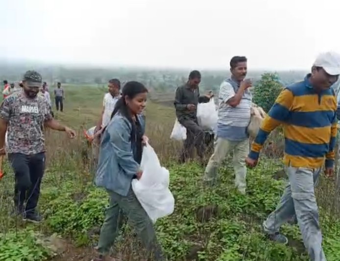 बुरहानपुर में बीजारोपण अभियान, कलेक्टर सहित अधिकारियों ने पहाड़ी पर डाले पलाश के बीज