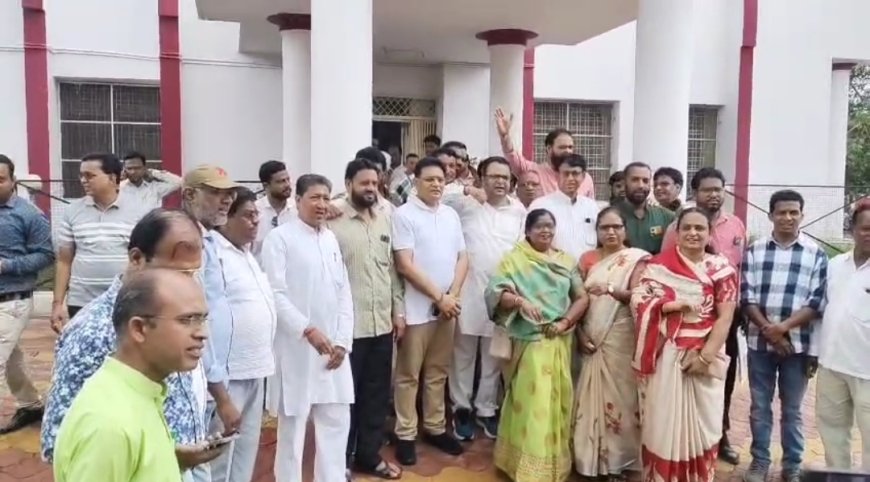 एफआईआर वापस लो वरना सड़कों पर उतरेंगे कांग्रेसी जीतू पटवारी के समर्थन में कांग्रेस का प्रदर्शन