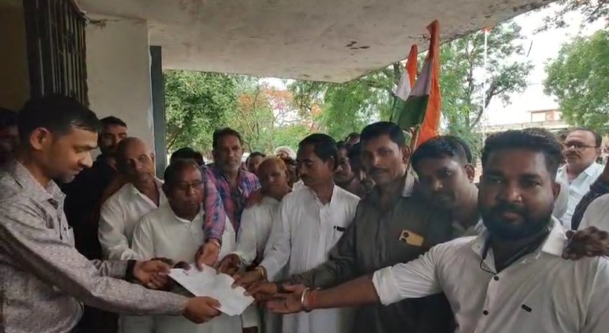 झूठी एफआईआर रद्द करने की मांग को लेकर ब्लॉक कांग्रेस ने सौंपा ज्ञापन