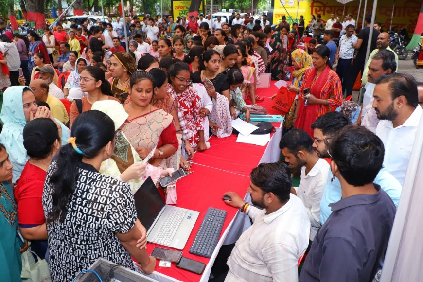 Indore: ट्रैफिक शक्ति महिलाओं के लिए नि:शुल्क लर्निंग लाइसेंस शिविर पर उमड़ी महिलाओं की भीड़