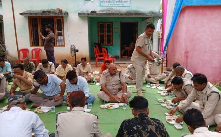 टीकमगढ़: जतारा रेंजर की अनूठी पहल सामूहिक भोजन से ग्रामीणों और वन विभाग के बीच घट रही दूरियां