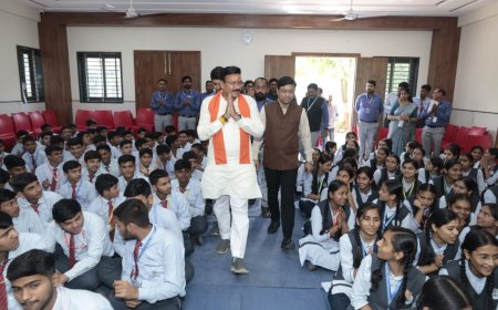 बड़वानी: सांसद गजेंद्र सिंह पटेल ने किया लायंस कान्वेंट स्कूल का निरीक्षण, विद्यार्थियों से की सीधी बातचीत