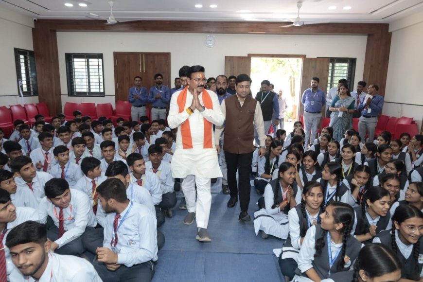 बड़वानी: सांसद गजेंद्र सिंह पटेल ने किया लायंस कान्वेंट स्कूल का निरीक्षण, विद्यार्थियों से की सीधी बातचीत