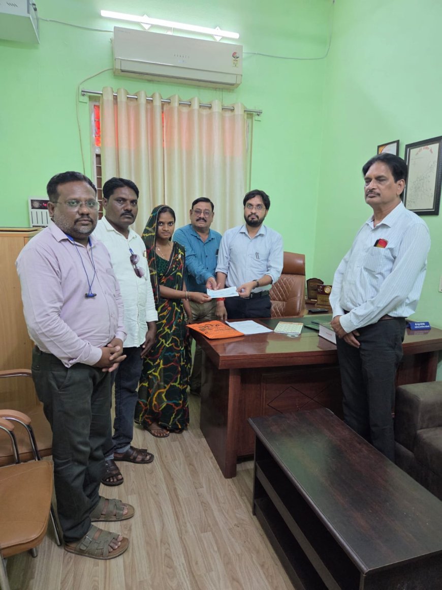 सेंधवा: मुख्यमंत्री कृषक कल्याण योजना के तहत हितग्राहियों को चेक वितरित