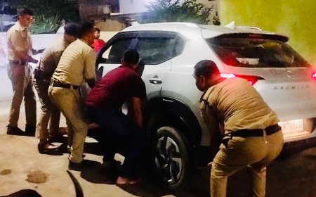 रीवा पुलिस की संवेदनशीलता  कार को कंधे पर उठाकर बचाई गाय की जान