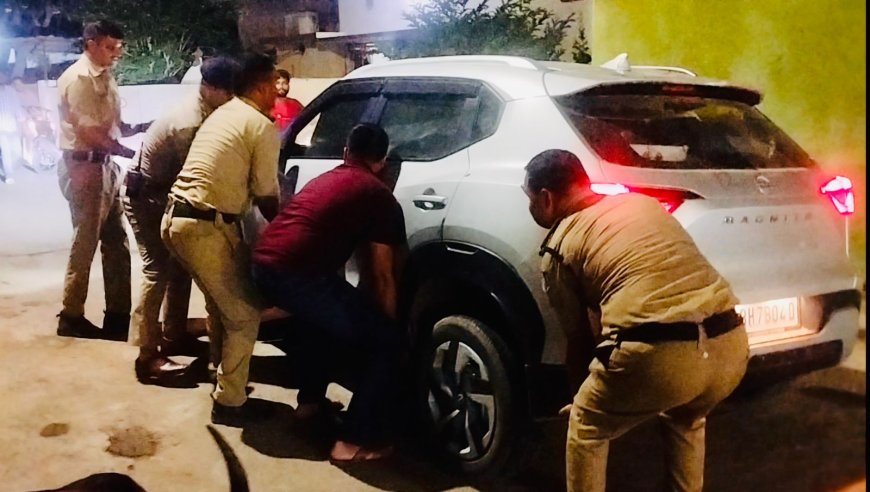 रीवा पुलिस की संवेदनशीलता  कार को कंधे पर उठाकर बचाई गाय की जान