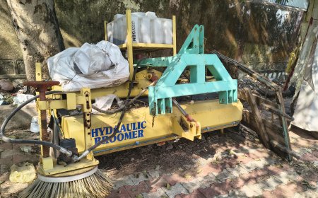 नगर परिषद की लापरवाही से लाखों की स्वच्छता मशीनें बनीं कबाड़