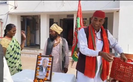 स्वर्गीय मुलायम सिंह यादव की जयंती पर फल वितरण कार्यक्रम