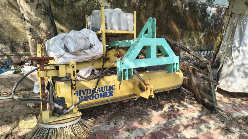 नगर परिषद की लापरवाही से लाखों की स्वच्छता मशीनें बनीं कबाड़