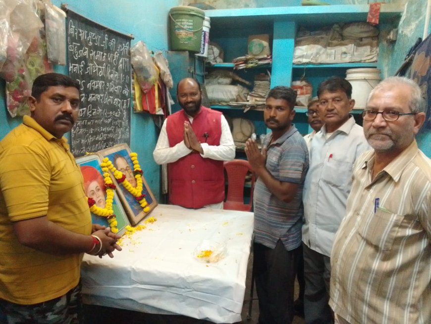 सेंधवा में बहुजन समाजवादी   पार्टी ने मनाया संविधान दिवस  बाबा साहेब अंबेडकर के चित्र पर माल्यार्पण, संविधान की विशेषताओं पर हुई चर्चा