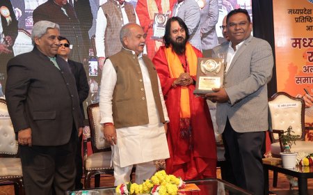 भोपाल में आयुर्वेद चिकित्सक डॉ. शिवदयाल बरड़े सम्मानित, सेंधवा का नाम किया रोशन