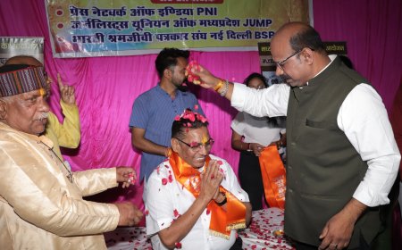 भोपाल में मध्य प्रदेश प्रेस क्लब की फूलों की होली, गुलाब की पंखुड़ियों और चंदन की सुगंध से महका माहौल