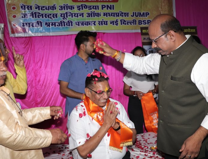 भोपाल में मध्य प्रदेश प्रेस क्लब की फूलों की होली, गुलाब की पंखुड़ियों और चंदन की सुगंध से महका माहौल