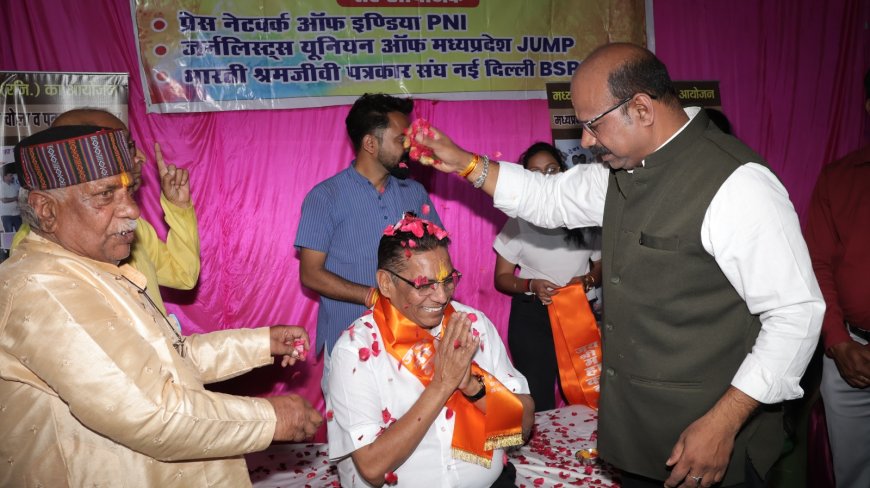 भोपाल में मध्य प्रदेश प्रेस क्लब की फूलों की होली, गुलाब की पंखुड़ियों और चंदन की सुगंध से महका माहौल