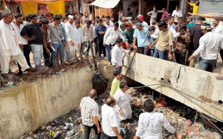Ichhawar News: इछावर में अनोखा प्रदर्शन; कमर तक बजबजाते नाले में उतरे कांग्रेस नेता, प्रशासन के खिलाफ खोला मोर्चा