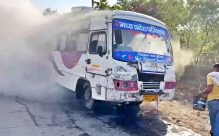 Morena Bus Fire News: स्टेट हाइवे-552 पर धू-धू कर जली बस, शॉर्ट सर्किट से हुआ हादसा