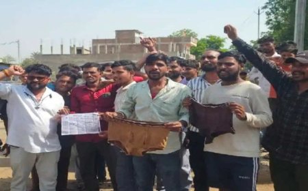 भोपाल में ऑटो चालकों का अनोखा प्रदर्शन: हाथों में अंडरवियर लेकर सरकार से की किराया बढ़ाने की मांग
