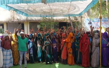 खरगोन: अपनी जमीन बचाने के लिए तहसील कार्यालय पर डटे किसान, उद्योगपतियों को जमीन देने के विरोध में घेराव