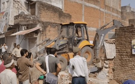 छतरपुर में चला प्रशासन का बुलडोजर: PWD की करोड़ों की जमीन से हटाया अतिक्रमण, हिंदू संगठनों के विरोध के बाद कार्रवाई रुकी