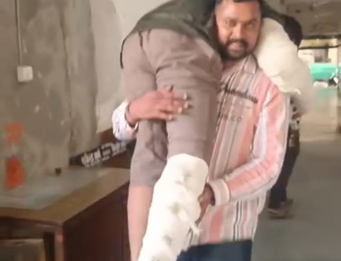 इंदौर में अनोखी पेशी: हत्या आरोपी को कंधे पर उठाकर मजिस्ट्रेट के सामने लाए पुलिसकर्मी