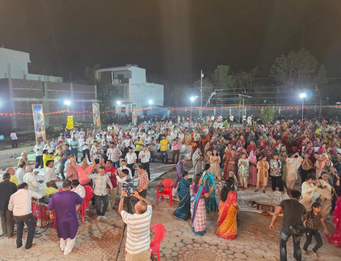 सेंधवा की तिरुपति कॉलोनी में श्रीमद्भागवत कथा का तीसरा दिन: स्वामी प्रेमानंदनदास जी ने बताया भक्ति और सत्संग का महत्व