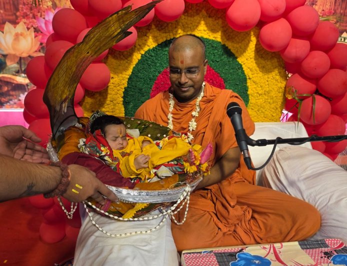 सेंधवा श्रीमद्भागवत कथा में धूमधाम से मनाया गया कृष्ण जन्मोत्सव, कान्हा बने बच्चों ने मोहा मन