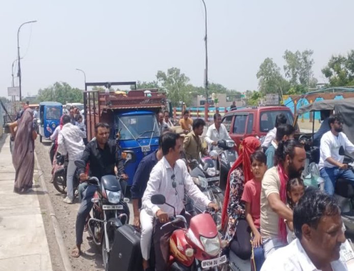 Ratlam Chakka Jam: 2 घंटे तक सैलाना रोड पर लगा लंबा जाम; हादसे में युवक की मौत के बाद परिजनों ने किया प्रदर्शन