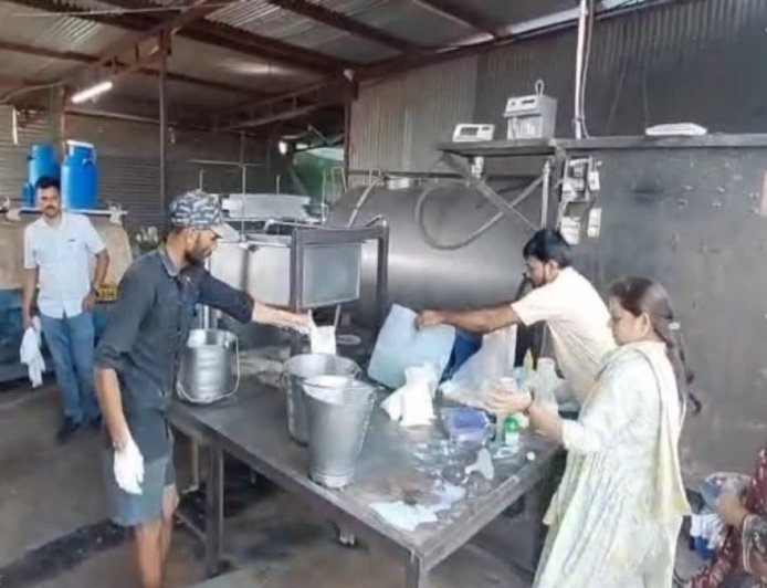 रतलाम: दूध में प्रोटीन पाउडर की मिलावट का भंडाफोड़, जावरा की डेयरी पर खाद्य विभाग की बड़ी कार्रवाई