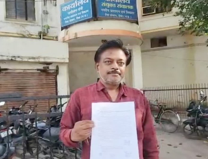 रीवा: निलंबित उपयंत्री का अनोखा विरोध, आर्थिक तंगी के चलते प्रशासन से मांगी 'भीख मांगने' की अनुमति