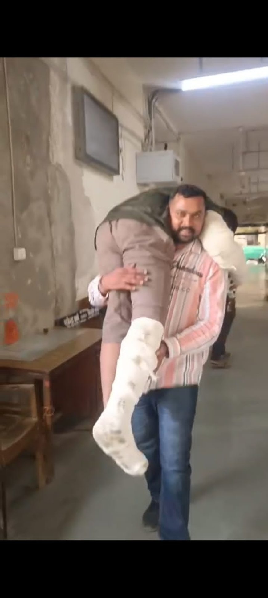 इंदौर में अनोखी पेशी: हत्या आरोपी को कंधे पर उठाकर मजिस्ट्रेट के सामने लाए पुलिसकर्मी