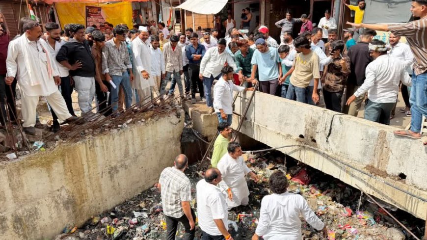 Ichhawar News: इछावर में अनोखा प्रदर्शन; कमर तक बजबजाते नाले में उतरे कांग्रेस नेता, प्रशासन के खिलाफ खोला मोर्चा